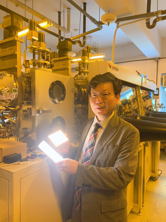 진성호 부산대 교수가 외부 양자효율이 높은 '진청색 인광 OLED'를 개발하고, 발광 특성을 위한 실험을 진행하고 있다.    한국연구재단 제공